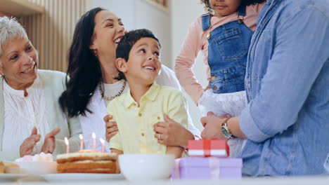 행복한 가족, 작은 소년과 생일 축하 안아