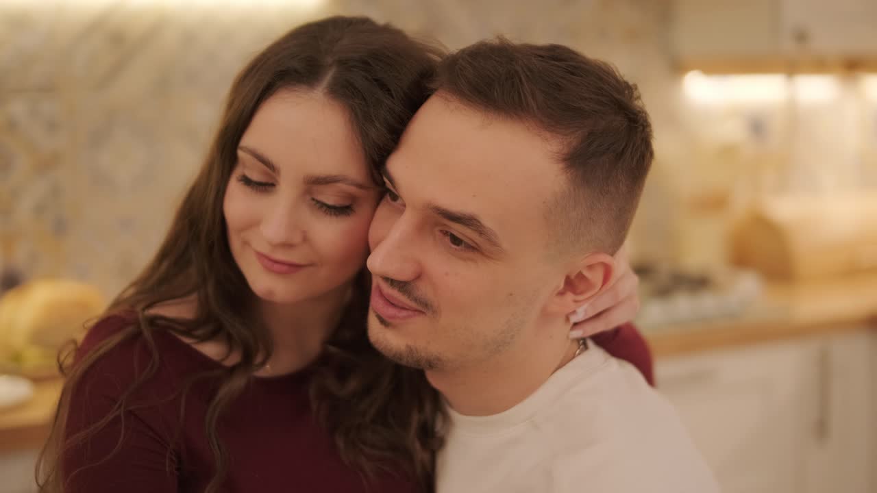 una pareja enamorada está pasando tiempo en casa.