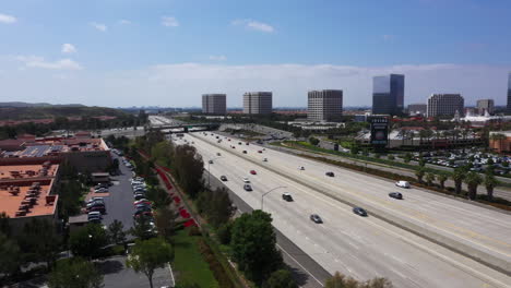 Coches-Conducción-Autopista-Irvine-Edificios-Altos-Ciudad-California