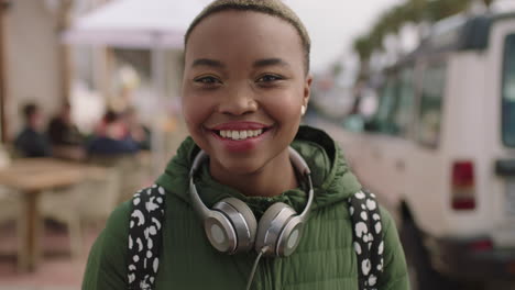 retrato de una joven hermosa mujer afroamericana sonriendo feliz con auriculares