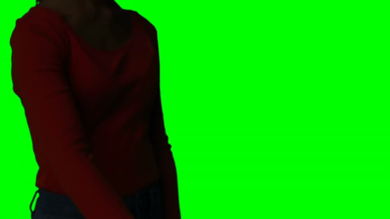 Donna che finge di usare uno schermo invisibile
