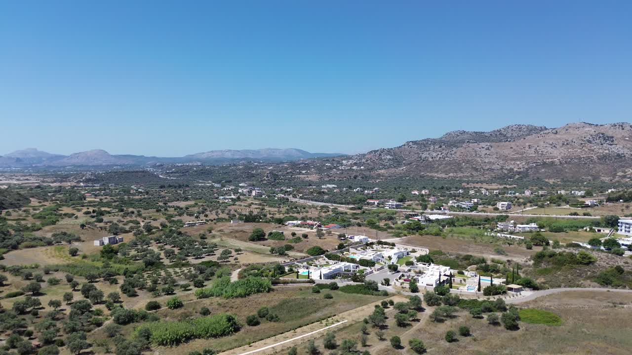 Foresta verde a Rodi con il mare sullo sfondo, in Grecia, durante l'estate, filmata con il drone in 4K