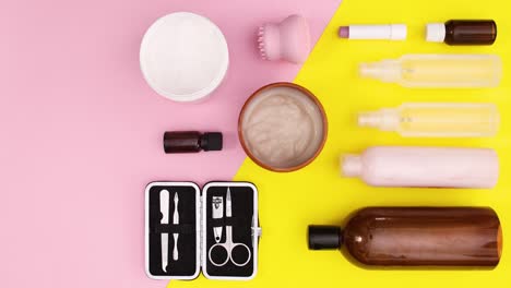 produtos cosméticos de cuidados com a pele aparecem em tema rosa amarelo. parar de movimento