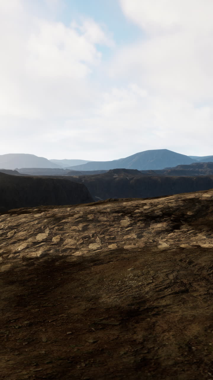 formaciones rocosas de basalto volcánico negro en la luz baja