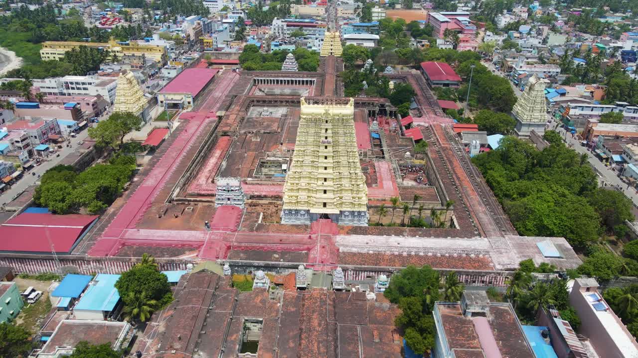 una toma aérea de un dron que destaca la belleza arquitectónica del templo de rameshwaram y la bulliciosa ciudad a su alrededor.