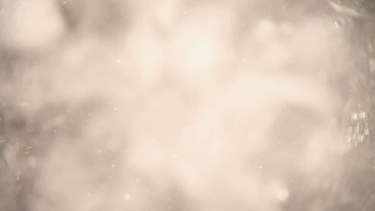 sumergido en una licuadora llena de cubitos de hielo picado - agua, empujando hacia el hielo, aparecen muchos detalles finos en el hielo - usando una lente de sonda de gran angular, obteniendo perspectivas únicas