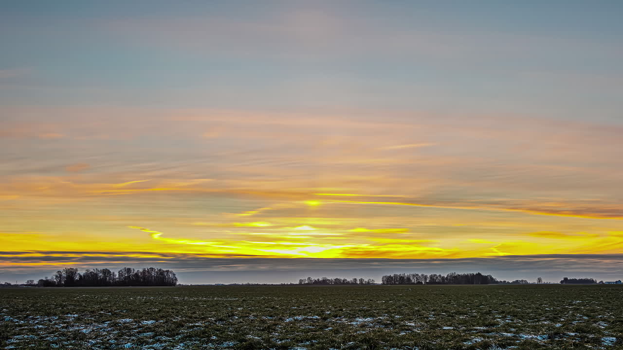 가을이나 겨울에 수확한 작물의 농지에서 일출 시간 경과