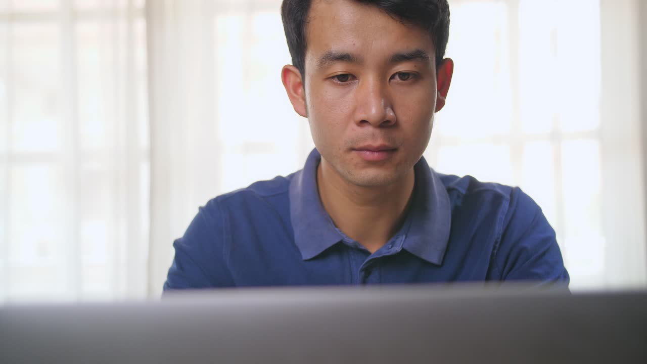 노트북에서 일하는 남자