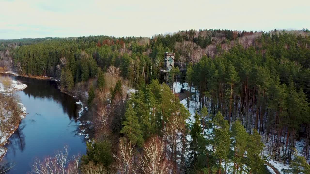 anyksciai laju takas의 조감도, 산책로, 정보 센터 및 전망대가 있는 나무 꼭대기 산책로 복합단지는 스벤토지 강 근처 리투아니아 anyksciai에 있습니다.
