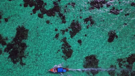 los barcos de cola larga de la playa en el agua turquesa