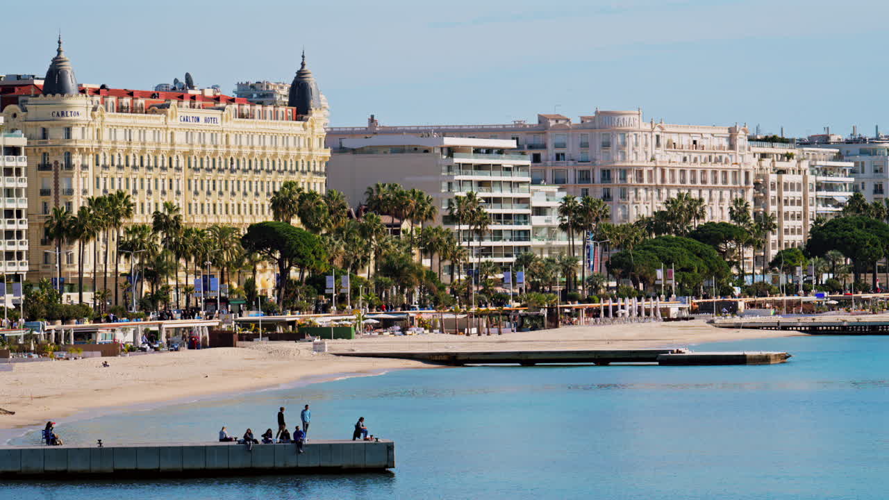 Cannes, Francia - 15 gennaio 2025: vista distante del Carlton Hotel sulla costa
