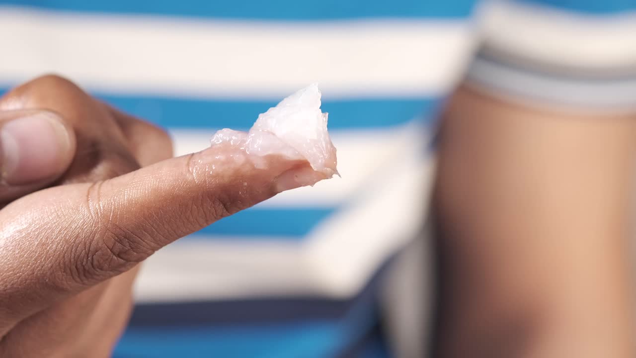 aplicación de loción para las manos