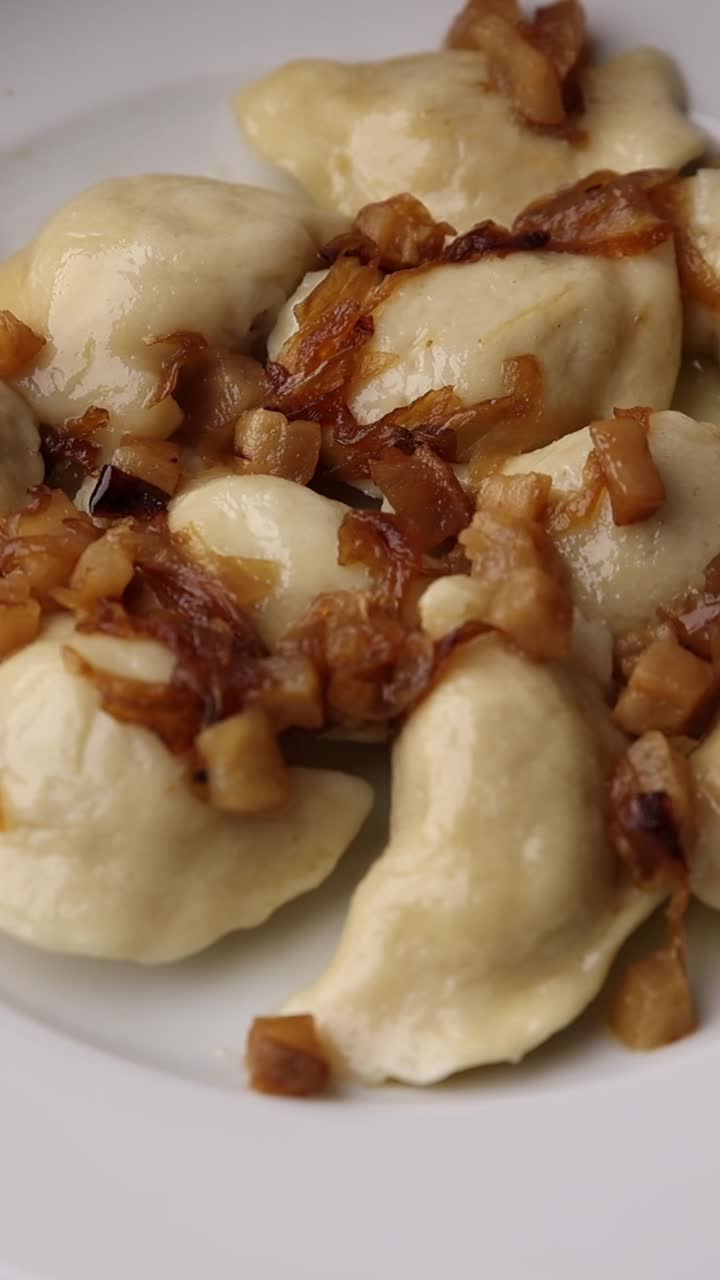 카라멜화 된 양파 와 지방 을 은 피오기