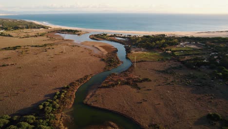 vista aérea de un río que fluye a través de tarifa, españa y desemboca en el mar de alborán