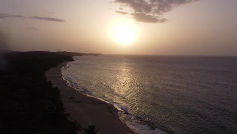 Drohnenvideo-Eines-Strandes-Mit-Sonnenuntergang-In-Puerto-Rico-„Los-Tubos“.