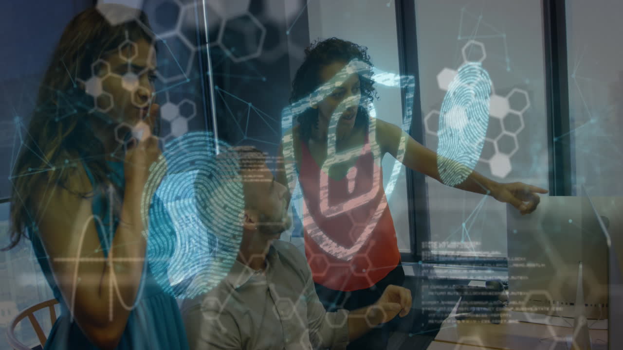 animación del candado de seguridad y la red de conexiones sobre la gente de negocios