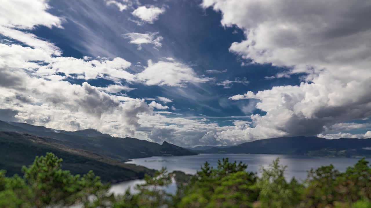 las nubes blancas giran y fluyen, llevadas por el fuerte viento, por encima del hardanger