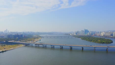 Drohnenschuss,-Der-Tagsüber-Von-Der-Mapo-brücke-In-Seoul-City-Rückwärts-über-Den-Han-fluss-Fährt