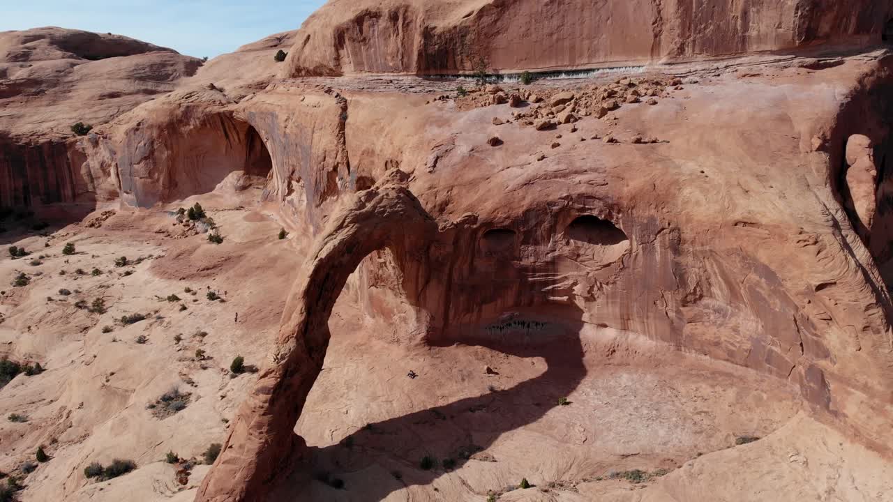una toma de drone de alto vuelo del arco corona, un enorme arco de piedra arenisca natural ubicado en un cañón lateral del río colorado, justo al oeste de moab, utah.