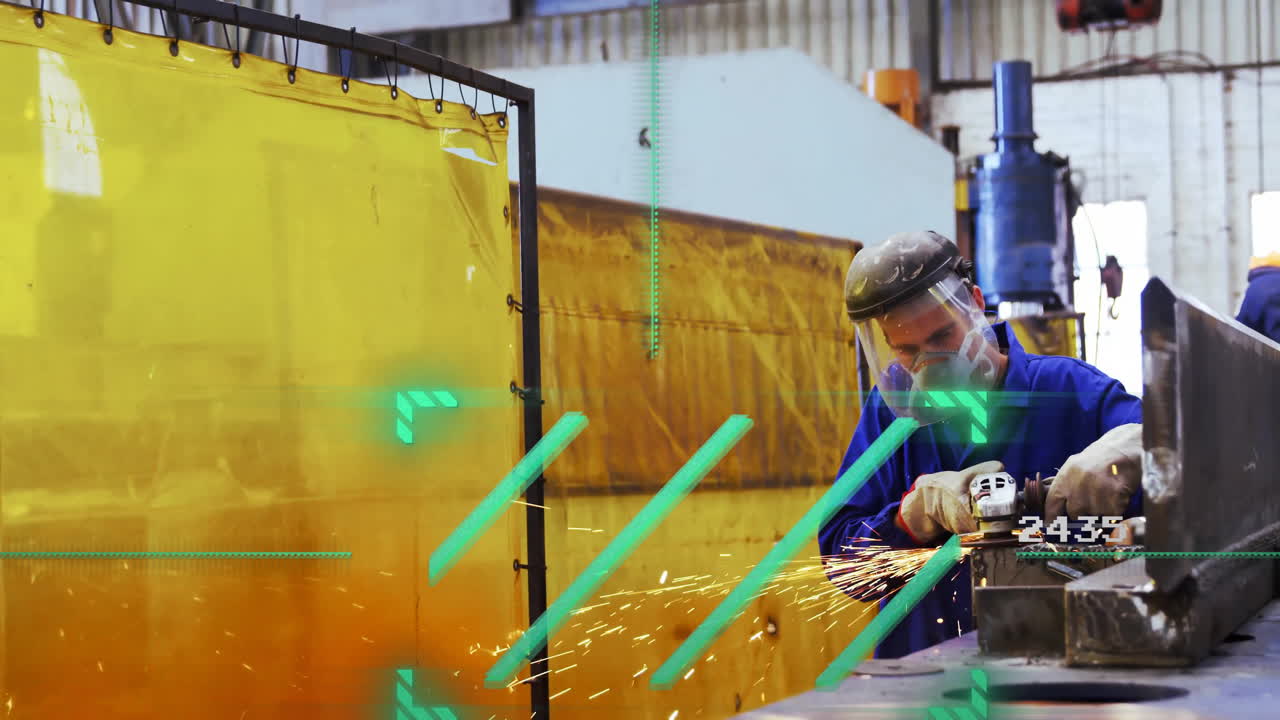 animación de escaneo de alcance y procesamiento de datos sobre mecánico caucásico masculino trabajando en el taller