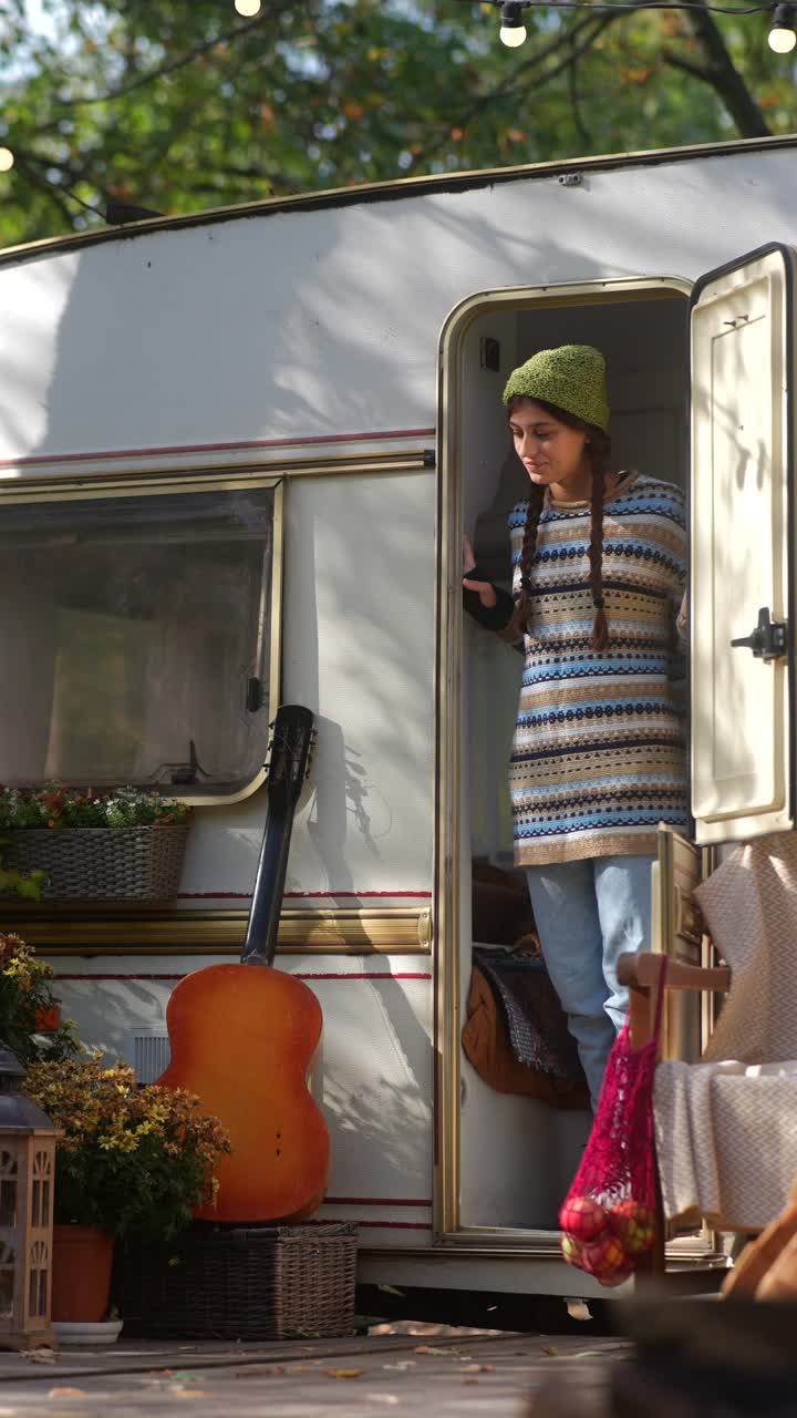 mujer explorando una furgoneta en otoño