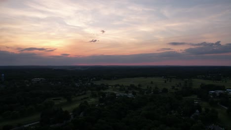 Lapso-De-Tiempo-Aéreo-De-Nubes-Pasando-Sobre-Bloomington,-Indiana-Al-Atardecer