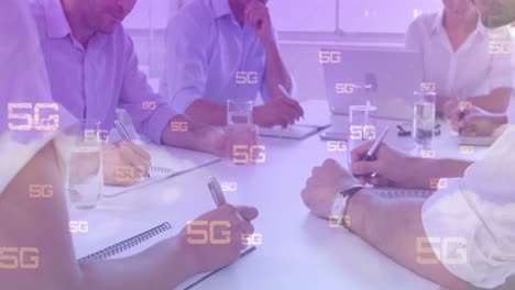 animación de texto 5g, escaneado de alcances y procesamiento de datos sobre empresarios en reuniones