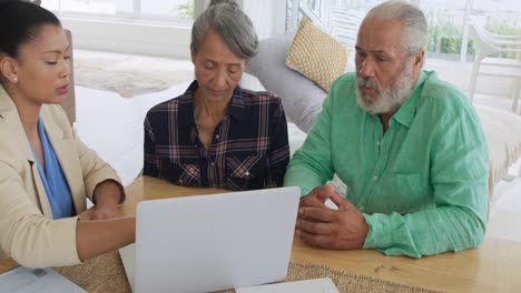 Pareja-Madura-Con-Asesor-En-Casa