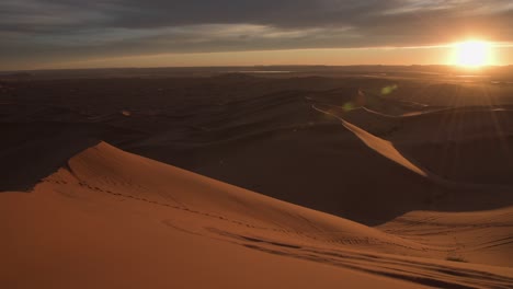 puesta de sol sobre el desierto del sáhara