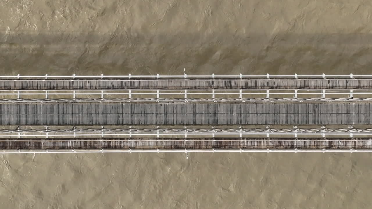 오래된 서스펜션을 통과하는 하향식 조감도 오토바이