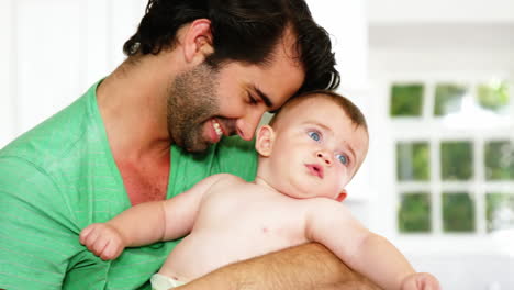 padre feliz sosteniendo a un niño