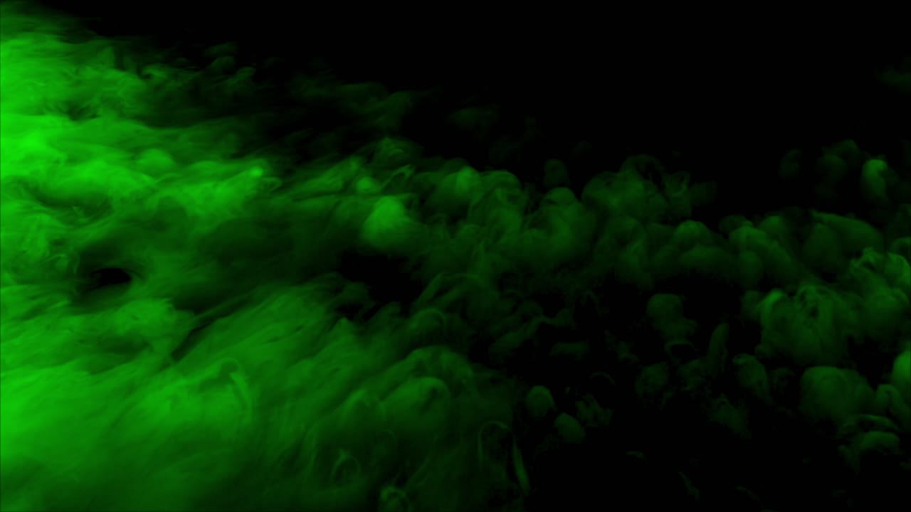 Bølgende skyer af tyk, grøn røg eller tåge bevæger sig langsomt hen over billedet. Atmosfærisk, abstrakt baggrund til mysterier, magi eller miljøkoncepter. Sømløs gentagelse, isoleret på sort.