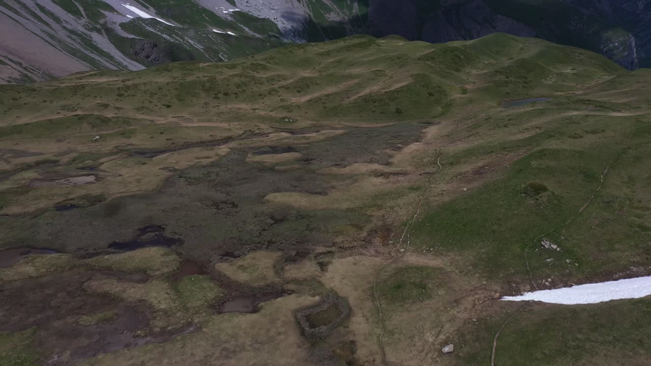 paisaje lunar montañoso en los alpes franceses