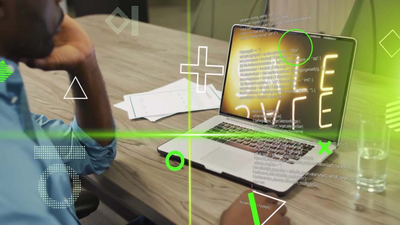 Uomo adulto che usa il mouse, esaminando il laptop mentre un HUD verde scansiona, rivelando la scritta "SALE" (saldi) per il marketing.