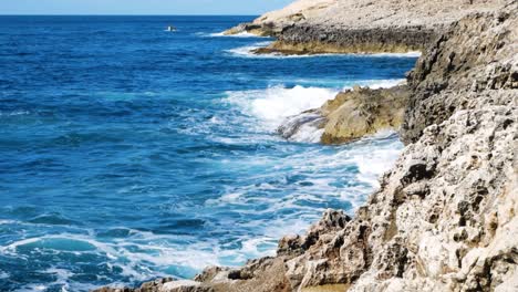 Olas-De-Mar-Espumosas-Golpeando-La-Costa-De-Acantilados-Rocosos-De-La-Isla-De-Malta,-Vista-Estática