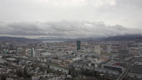 Drone-Dolly-shot-Sobre-La-Ciudad-De-Zúrich,-Suiza-4k