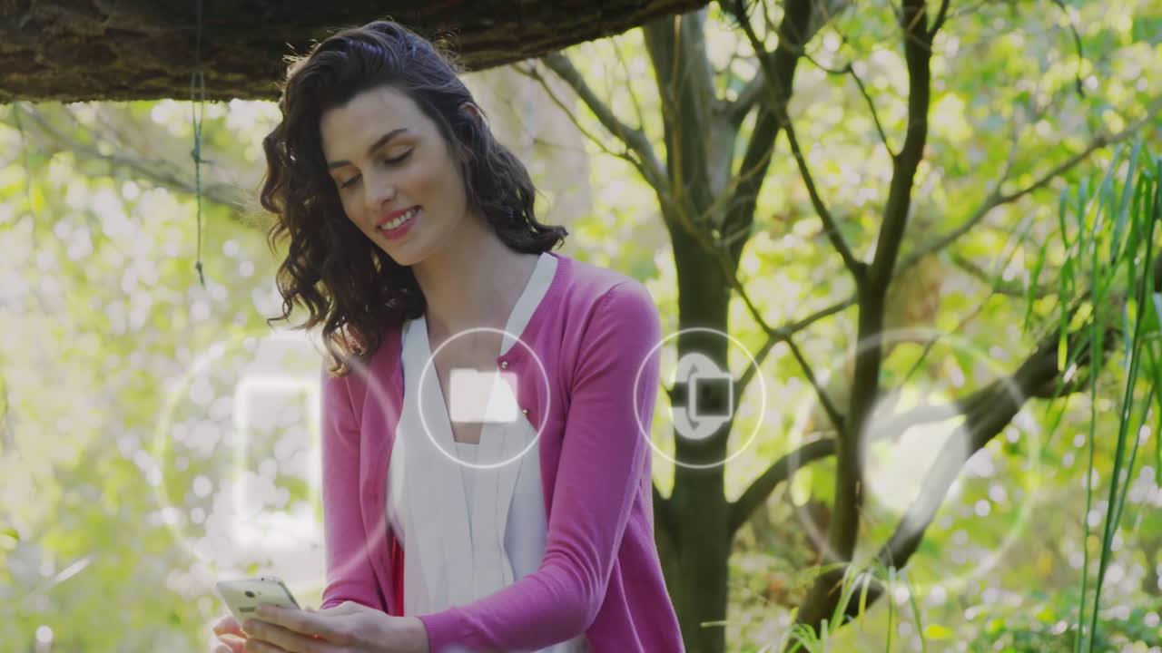 animación de iconos de las redes sociales sobre mujer caucásica usando teléfono inteligente