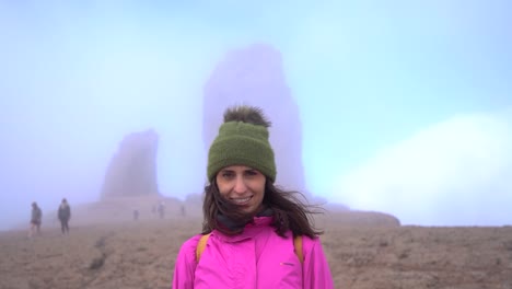 grupo de senderismo ascendiendo al roque nublo duroing una mañana brumosa en la isla de gran canaria, españa
