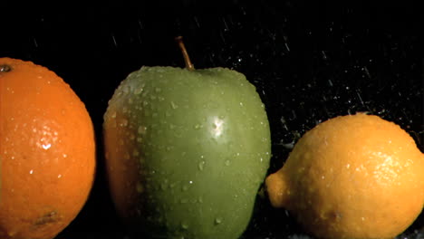 frutas en línea regadas en cámara súper lenta