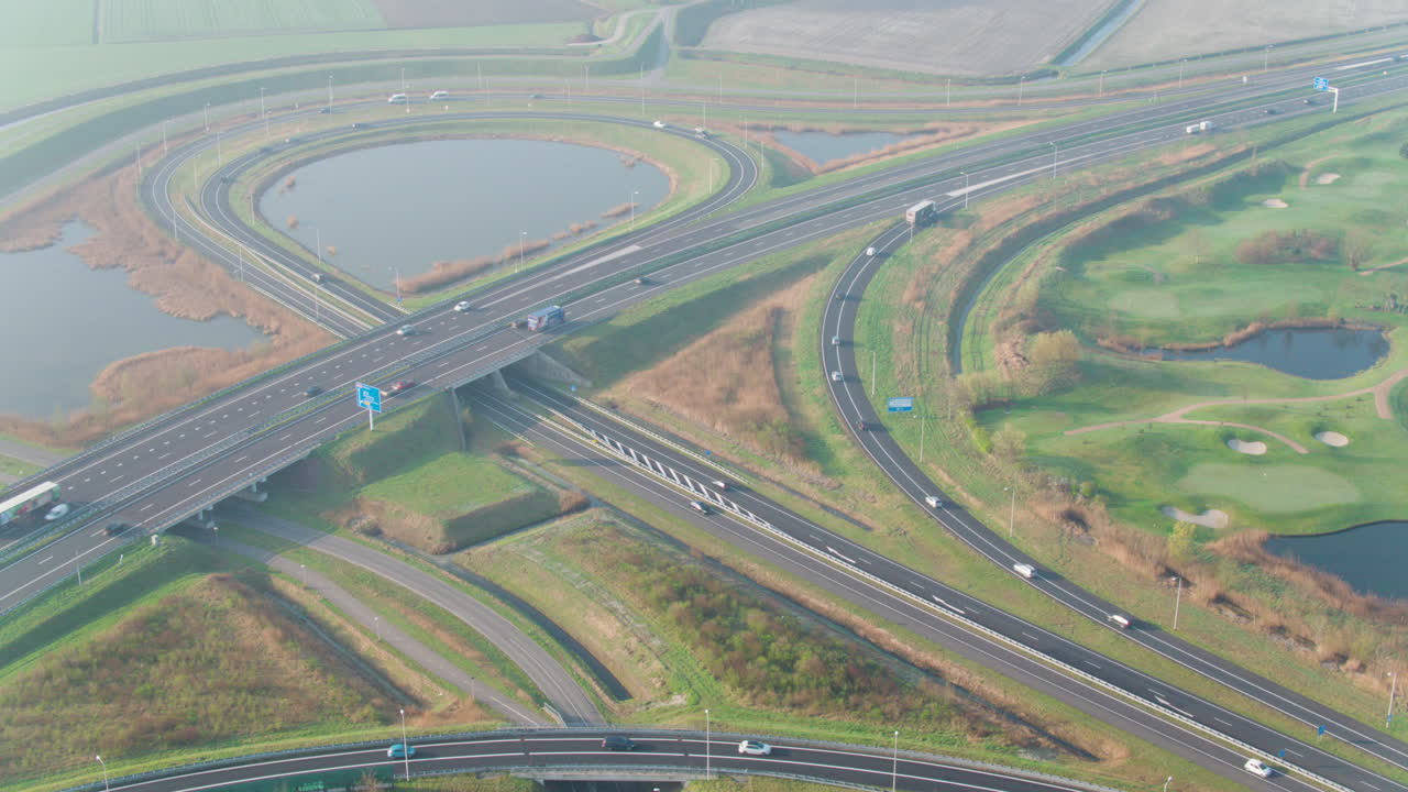 고속도로 연결 이른 아침의 항공 영상
