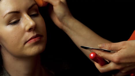 artista de maquillaje aplicando maquillaje