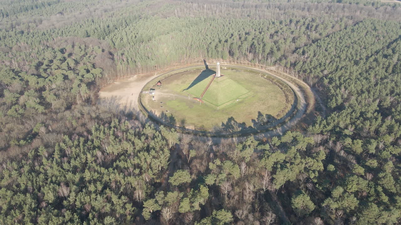 volando hacia la pirámide de austerlitz rodeada de un hermoso bosque