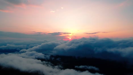 Vista-Aérea-Del-Sol-Saliendo-Por-Encima-De-Las-Nubes