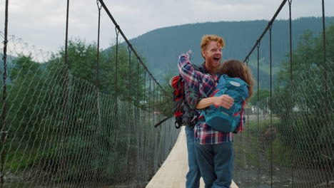 Una-Pareja-Amorosa-Celebra-Una-Caminata-Por-La-Naturaleza,-Viajeros-Sonrientes-Abrazándose-En-Las-Montañas.