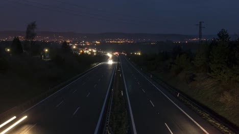 Zeitraffer-Des-Verkehrs-Auf-Der-Autobahn-Bei-Nacht-–-Langsamere-Version