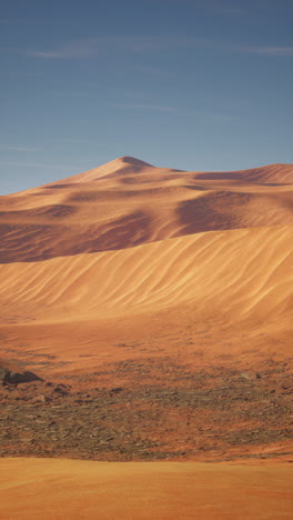 prachtig woestijnlandschap met rode zandduinen en verre bergen.