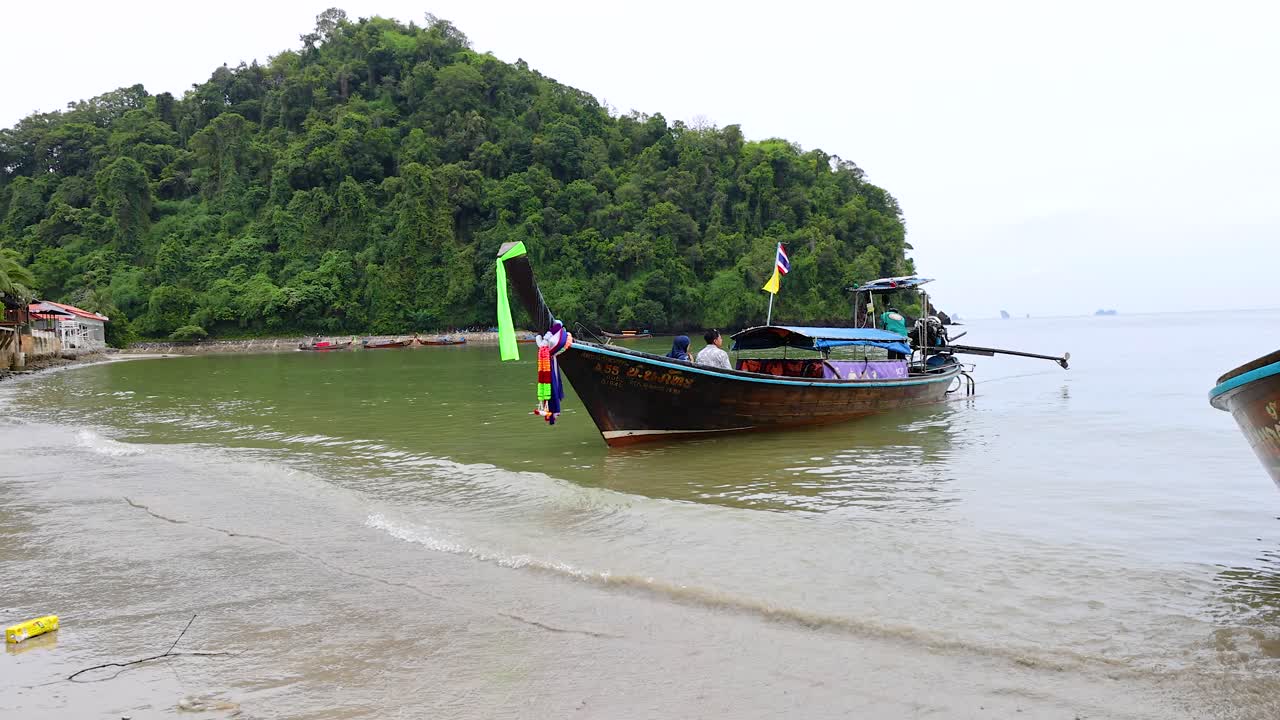 el barco se acerca a la costa en krabi, tailandia.