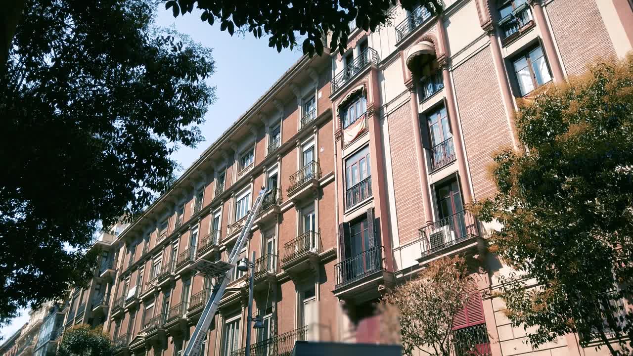 A facade elevator going down from an aparment, during a move