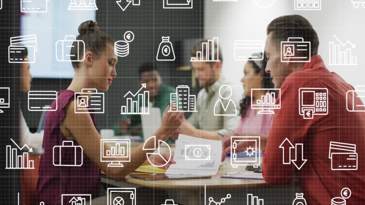 animación de múltiples iconos sobre diversos compañeros de trabajo discutiendo informes en la oficina.