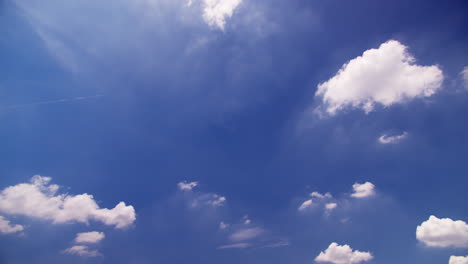 Hermoso-Cielo-Azul-Con-Fondo-De-Nubes,-Cielo-Azul-Con-Nubes-Y-Sol